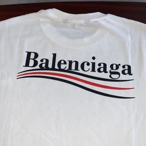 Balenciaga model 75I-OFW078
LOGO COTTON JERSEY T-SHIRT